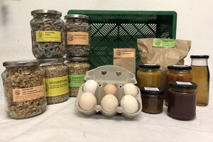 Foto von einer Erntekiste mit Lebensmitteln in Gläsern und Säckchen